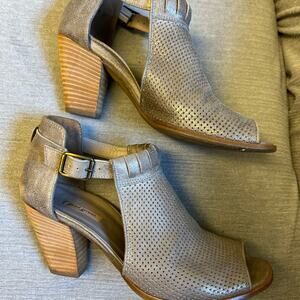 Paul Green- Colleen Perforated Peep Toe Sandals- 91/2